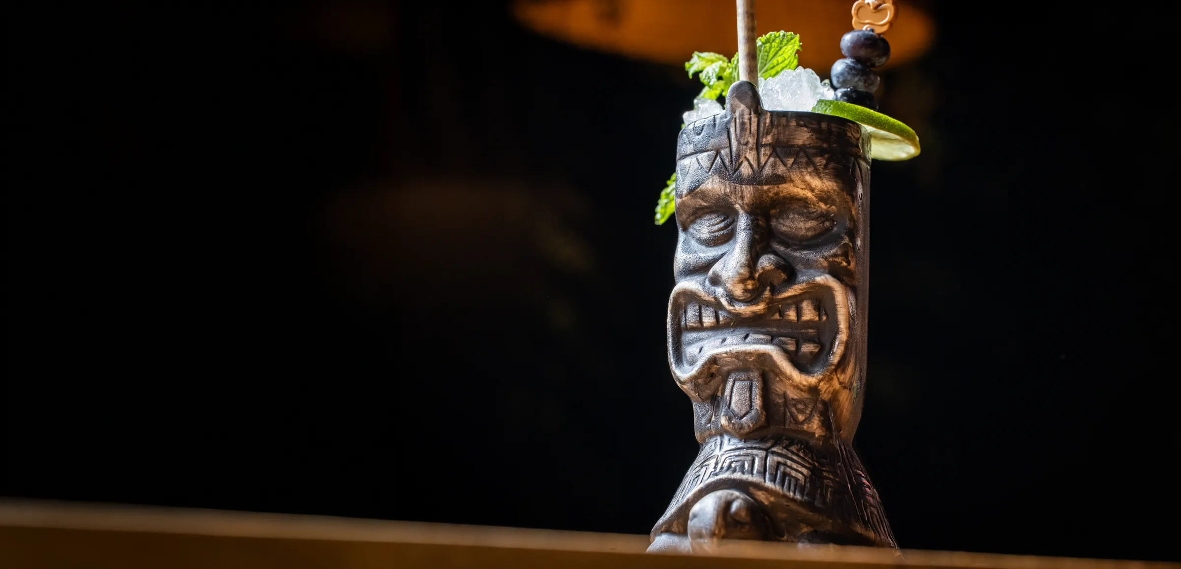 Escena tropical de cocteleria en la selva, speakeasy